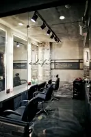 노출 콘크리트 천장의 시크한 인더스트리얼 헤어살롱